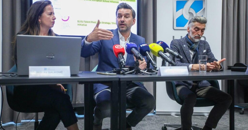 Arbeitgeber suchen nach einer Bildungsreform der Bildung: „Jede Verzögerung schadet Kinder, die keine Möglichkeit haben, weiterzubilden“ Arbeitgeber suchen nach einer Bildungsreform der Bildung: "Jede Verzögerung schadet Kinder, die keine Möglichkeit haben, weiterzubilden"