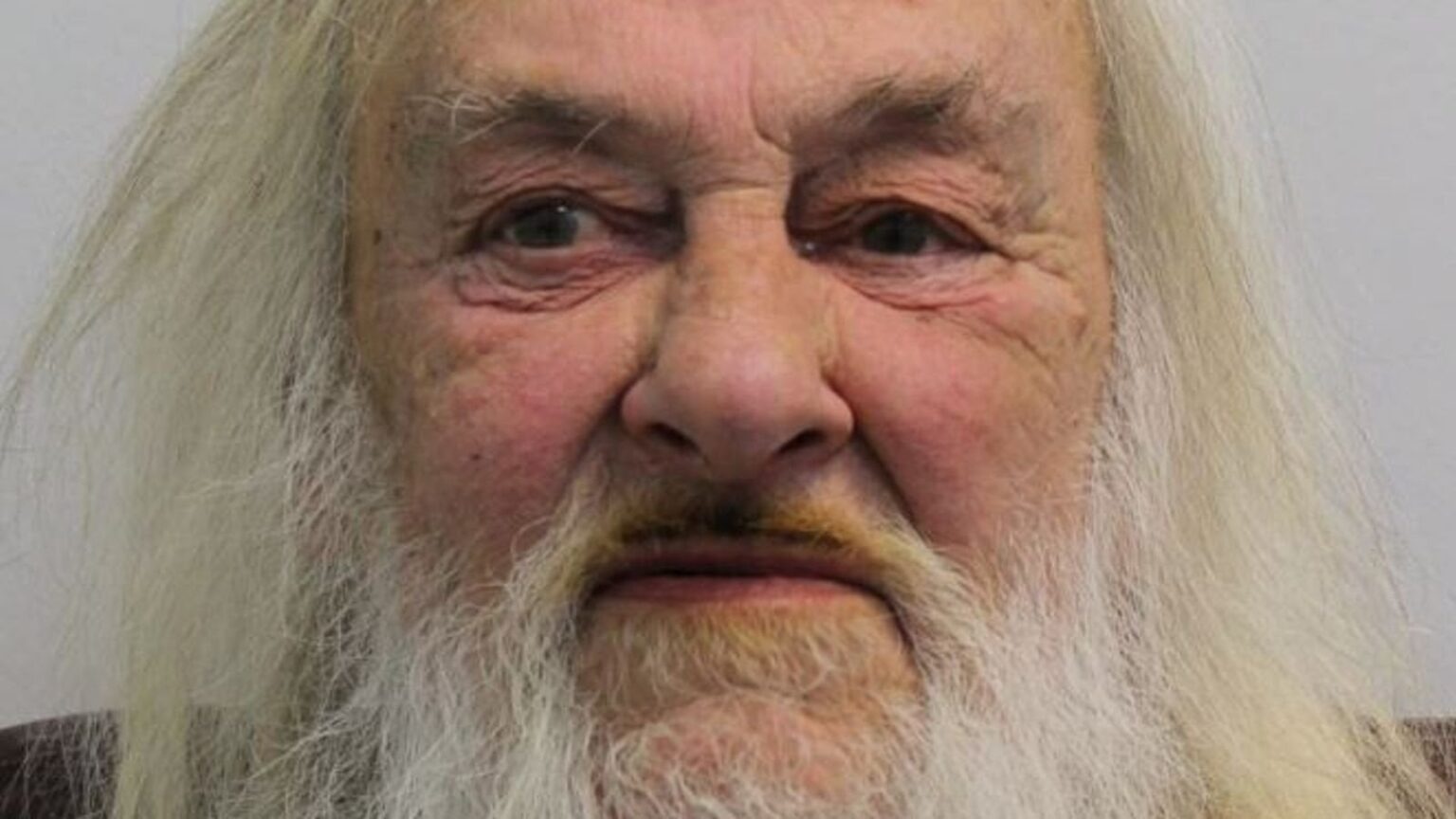 Sexualstraftäter mit einem sechsjährigen Mädchen nach der Gesichtserkennungstechnologie entdeckt ihn