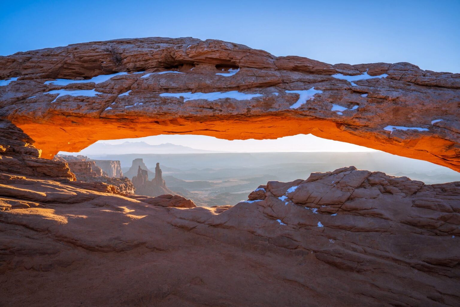 Sonnenaufgang beleuchtet die Unterseite von Mesa Arch - Canyonlands NP