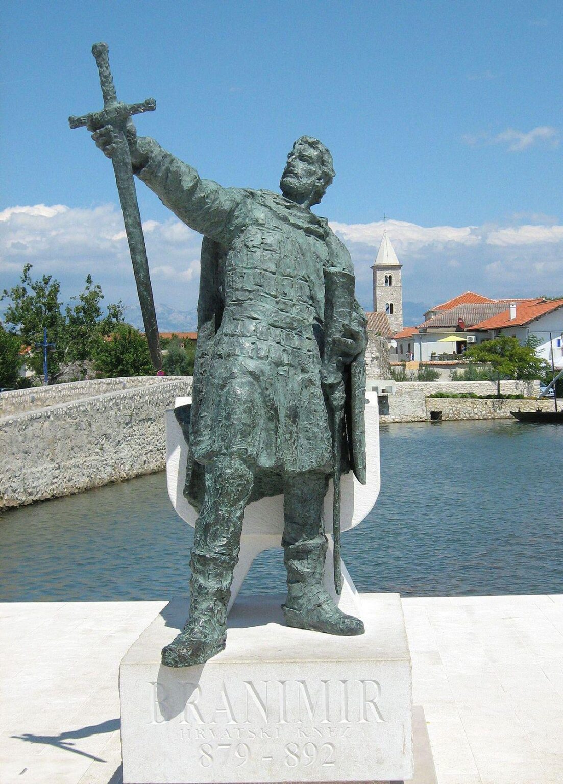 Sie machten eine Statue zu Ehren von ihm und er lebte nur 13 Jahre. Viel Glück, Branimir.