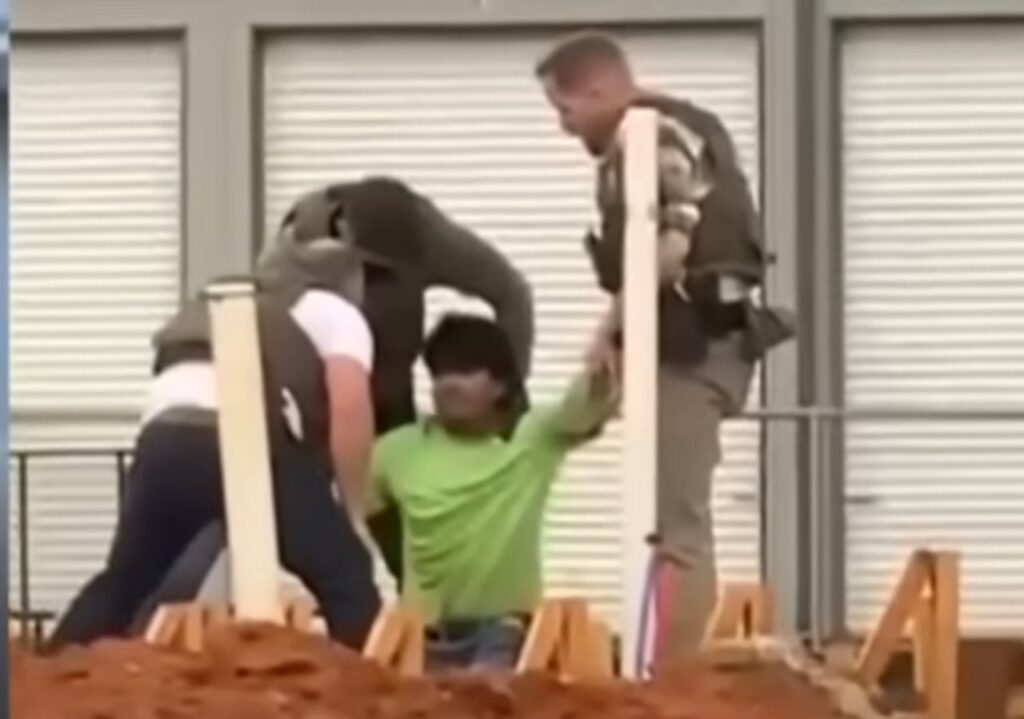 Alabama Worker sagt, Eis habe ihn aus dem Job gezogen, obwohl er US -Bürger war: „Farbe unserer Haut ist zu einem Verbrechen geworden“ Alabama Worker sagt, Eis habe ihn aus dem Job gezogen, obwohl er US -Bürger war: "Farbe unserer Haut ist zu einem Verbrechen geworden"