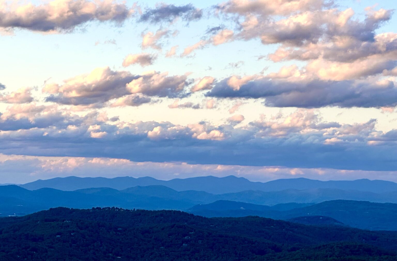 Letzte Nacht Blick auf die Blue Ridge Mountains von unserem Deck. Entnommen vom Pinnacle Mountain, Western North Carolina