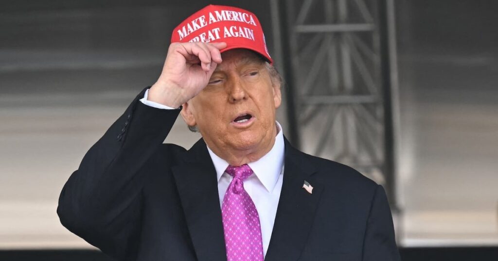 Trump entführt West Point -Abschluss, um über "Drag Shows" zu schimpfen