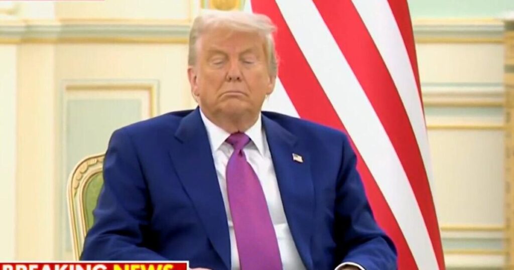 Sleepy Trump fing vor der Kamera und nickte auf Saudi -Arabien auf dem Summit – der Präsident hat die Angewohnheit, seine Augen bei wichtigen öffentlichen Ereignissen auszuruhen. Sleepy Trump fing vor der Kamera und nickte auf Saudi -Arabien auf dem Summit - der Präsident hat die Angewohnheit, seine Augen bei wichtigen öffentlichen Ereignissen auszuruhen.