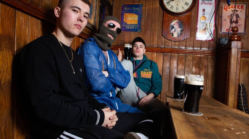 Kniesekap -Rapper Liam O'Hanna wegen Terrorismus wegen "Hisbollah Flagge" im London Gig angeklagt