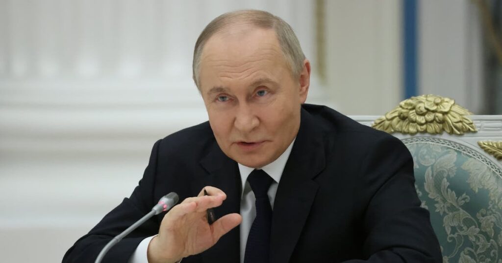 Trump gibt zu, dass er Putin nicht zum Stillstand bringen kann, da die Bomben auf Kyiv fallen: Russische Staatsmedien macht sich bereits über Trumps Reaktion auf Putins massiven Angriff auf die Ukraine lustig.