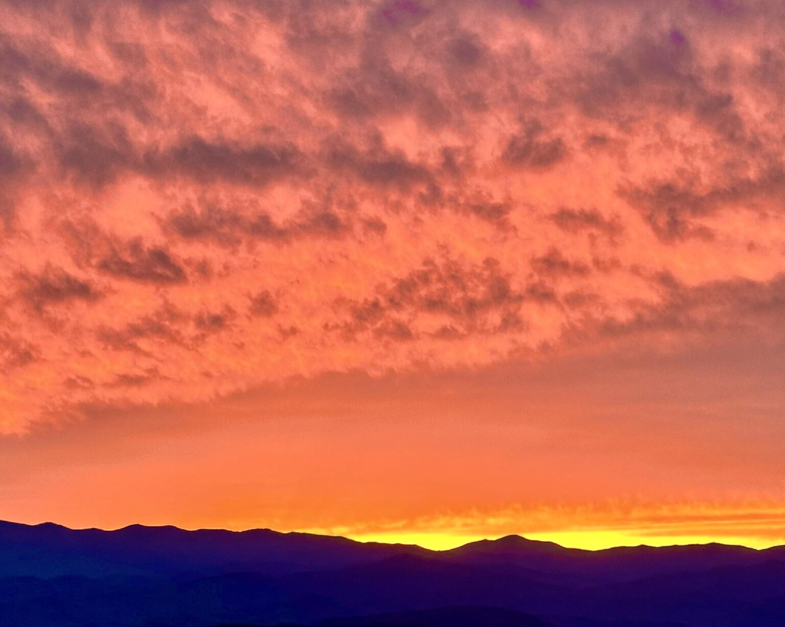 Gestern Morgen ein wunderschöner ruhiger Sonnenaufgang (mein vorheriges Bild), den ganzen Tag bewölkt und dann ein feuriger Sonnenuntergang über den Blue Ridge Mountains. Natur eh?
