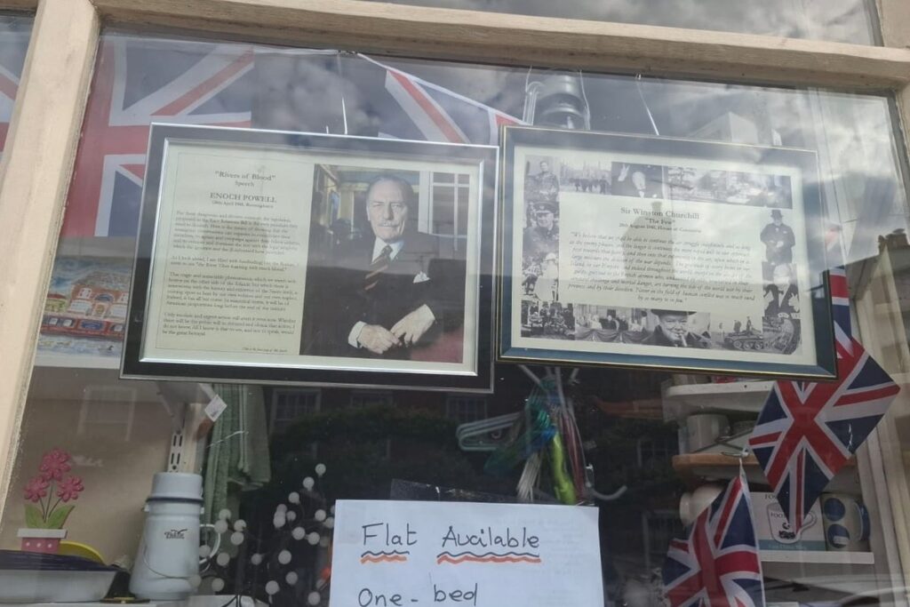 Die Polizei untersucht Enoch Powell Porträt im Dorfgeschäft als „Hassvorfall“ aufgehängt. Die Polizei untersucht Enoch Powell Porträt im Dorfgeschäft als "Hassvorfall" aufgehängt.