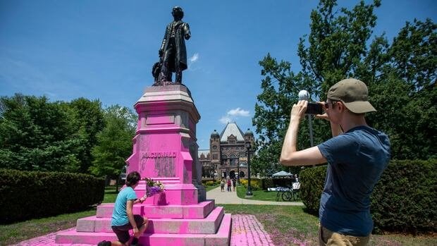 Sir John A. Macdonald Statue im Queen's Park, um nach 5 Jahren aufgedeckt zu werden