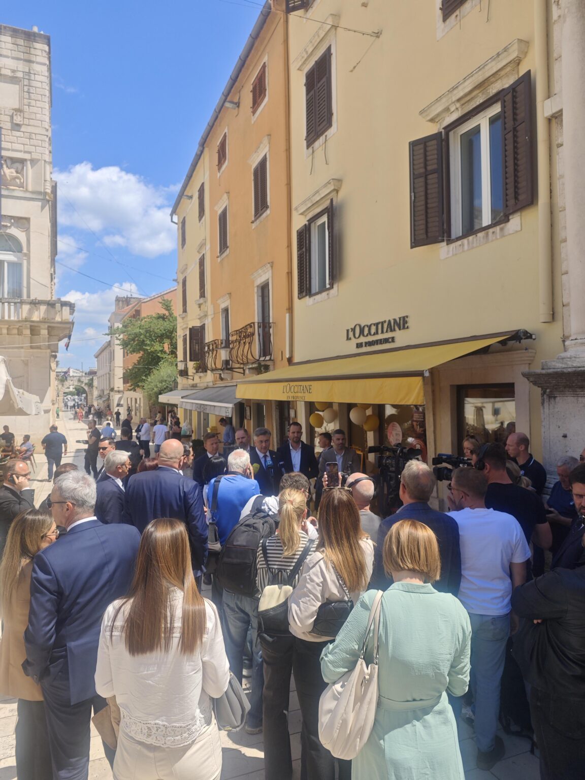 [kratka priča] Premierminister Plenkovic ist derzeit in Zadar. Am Vorabend seiner Ankunft bemerkte ich ein Team am Tisch im Lawrence Cafe am Narodni Square. Gegen 10:00 Uhr. Es geht um Hells Angels Russland oder Putins Nachtwölfe. Sie trugen diese Merkmale. Wer sind sie und was machen sie in Zadar und der Republik Kroatien?