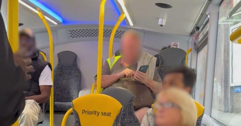 Mann filmte Frau, die im Bus stillte, dann antwortete 'F *** Off ... Ich bin Englisch'