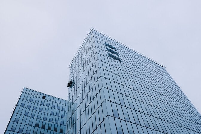 Die Gehaltskarten der Beamten werden von städtischen Führern und Richtern getragen