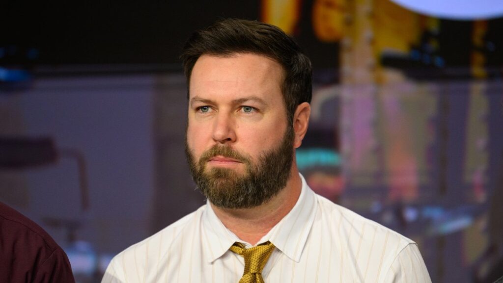 Taran Killam erinnert sich daran, dass er aufgehört wurde, zu den Hosts zu sagen, die er in '12 Jahren als Sklavin mitgespielt hatte. '
