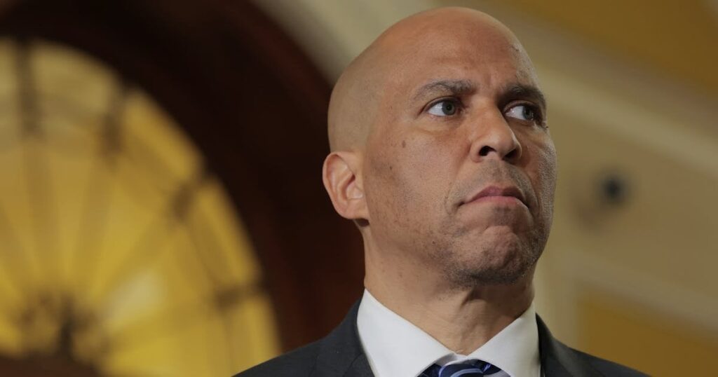 Warum hat Cory Booker gestimmt, um Jared Kushners Vater zu bestätigen?
