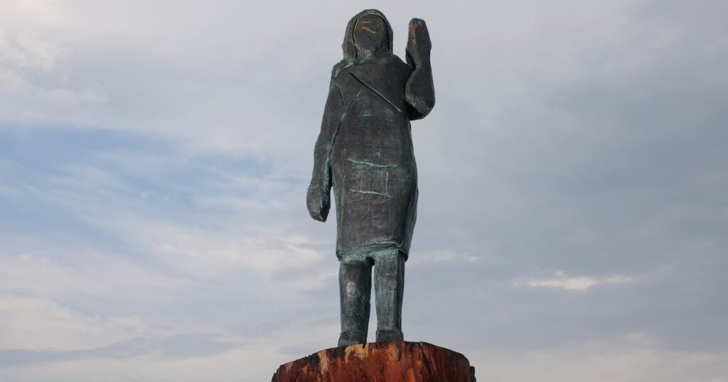 Bronze Melania Trump -Statue schnitt an den Knöcheln und gestohlen ab. Es ist das dritte Mal, dass eine Statue eines Trump -Familienmitglieds in Melanias Heimatland beschädigt wurde.