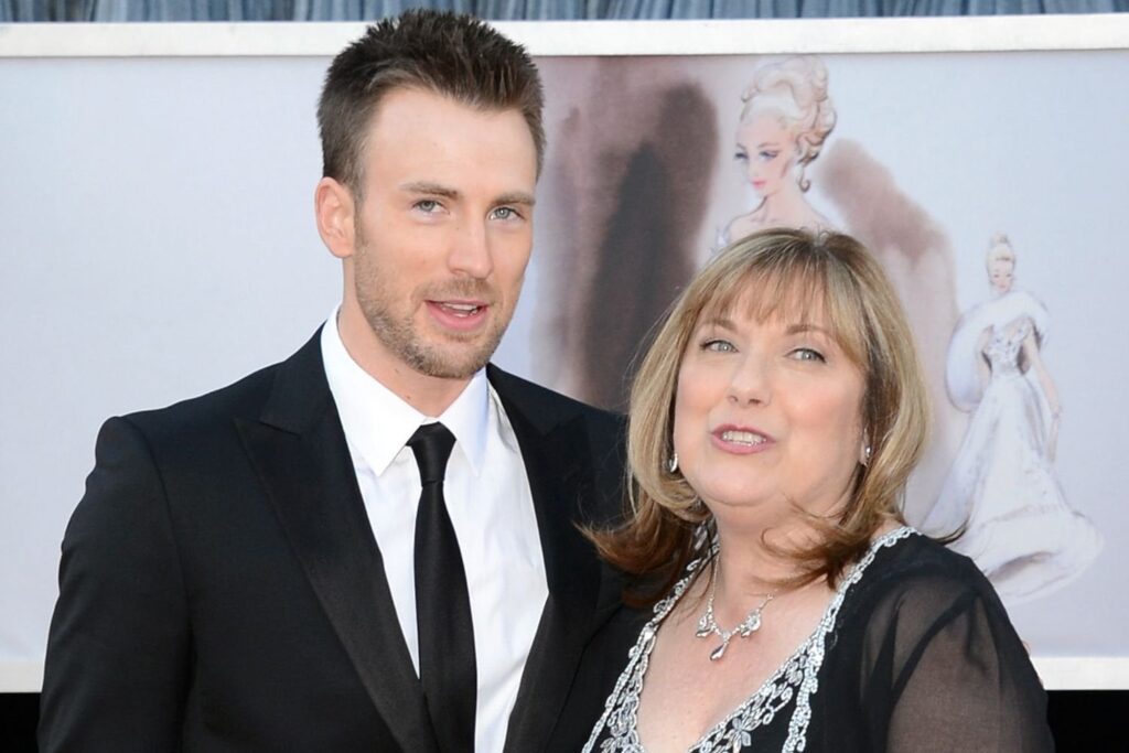 Chris Evans überspringt Cannes Premiere, um an ihrem 70. Geburtstag bei Mama zu sein: "Einige Dinge, die Sie einfach nicht verpassen können"