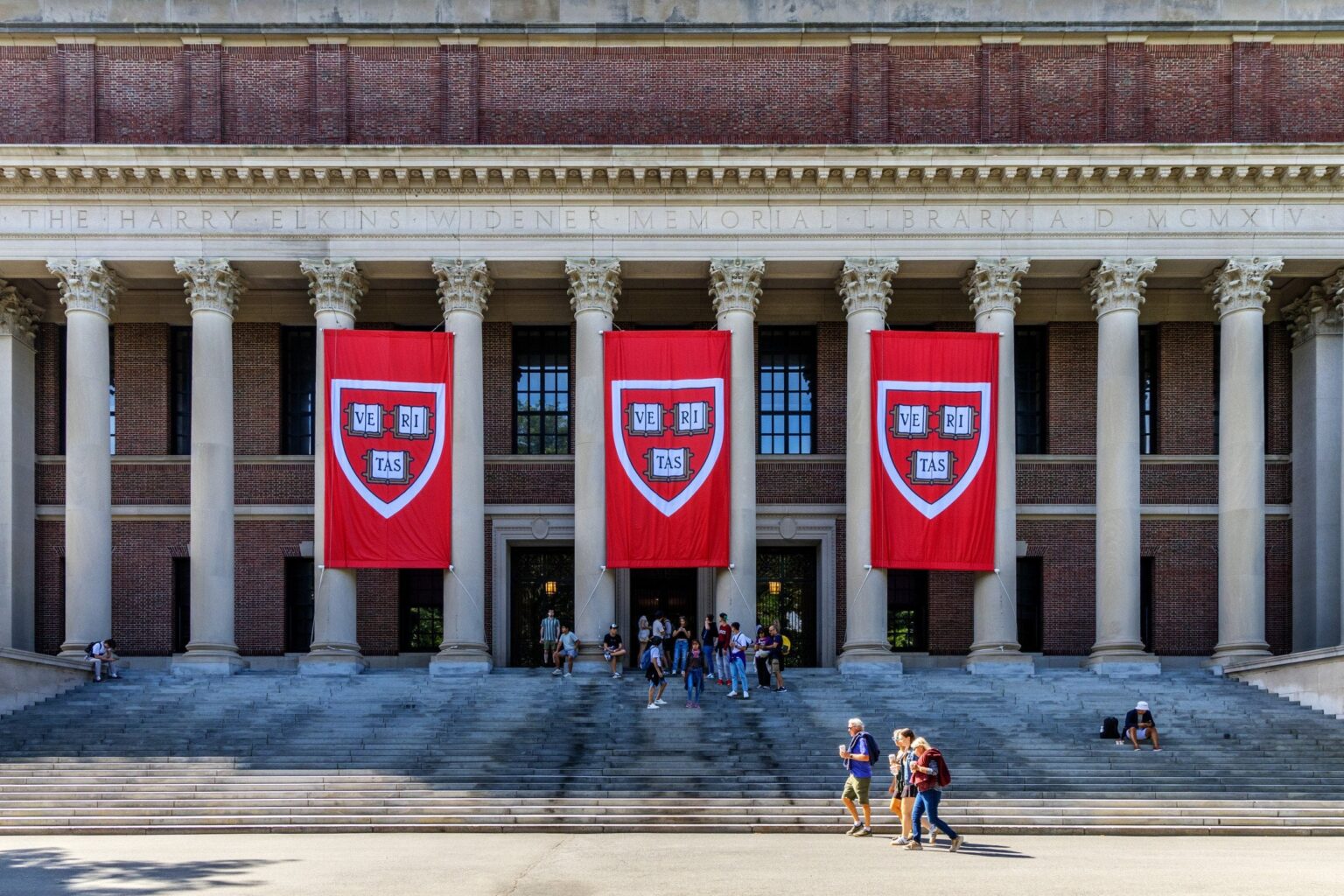 Trump droht, 3 Mrd. USD in Harvard -Zuschüssen zu widerrufen, die sie an Handelsschulen geben können