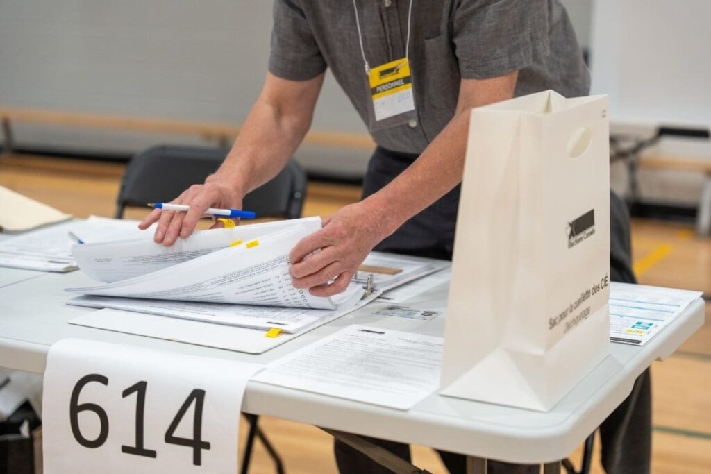 Surrey Youth wählt Konservative in Schein 2025 Bundeswahlen