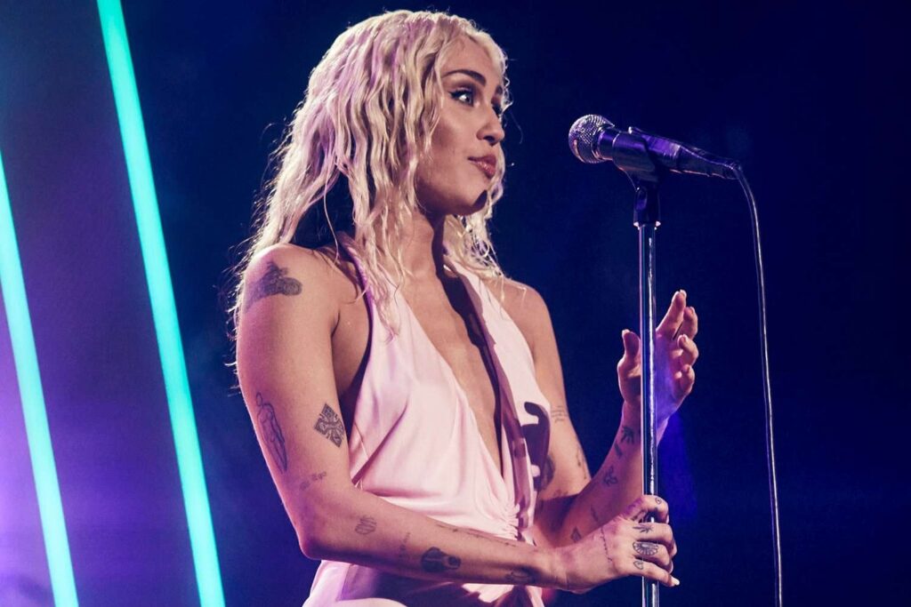 Miley Cyrus enthüllt, dass sie während der Leistung von Silvester eine Ovarialzyste gebrochen hat: "äußerst qualvoll"