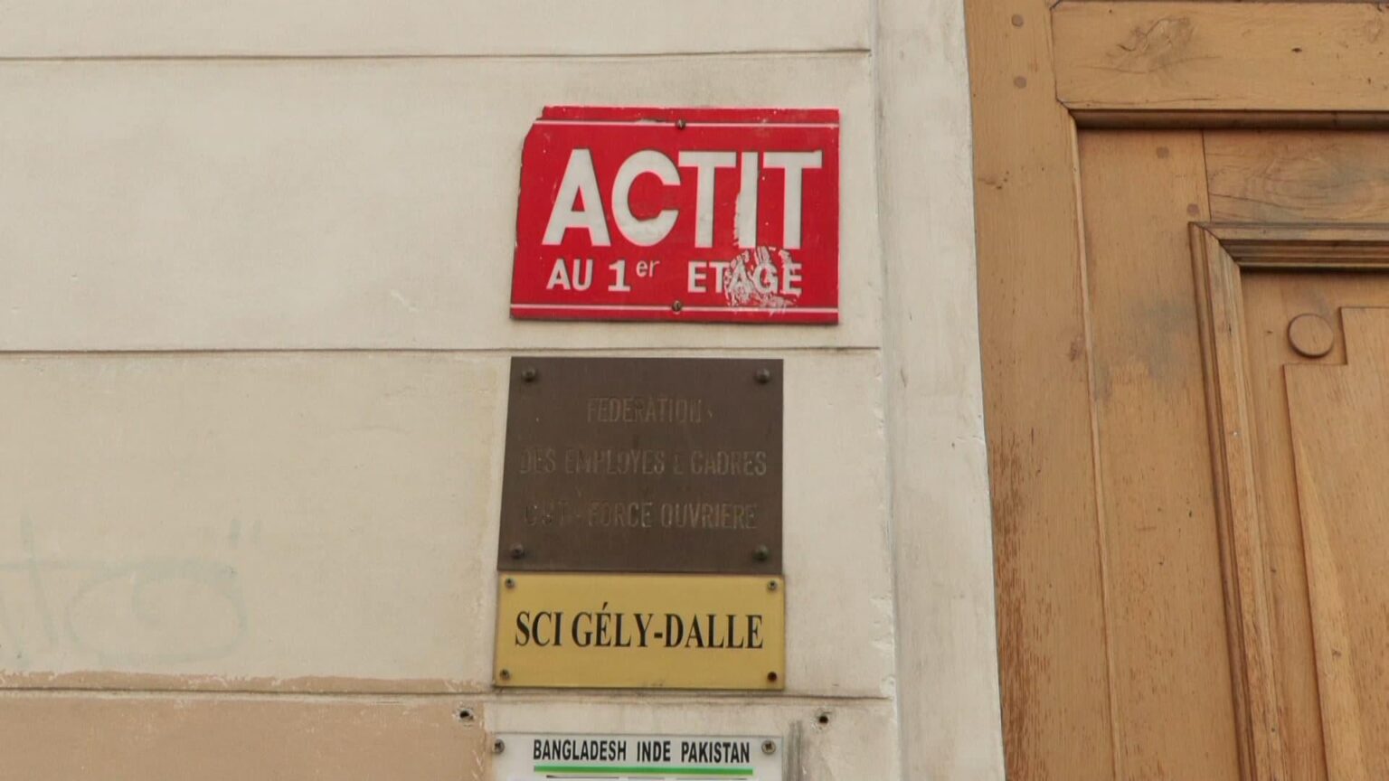 BFMTV Info. Nazi -Symbole, koordinierte Aktion: Enthüllungen über den Angriff auf eine Vereinigung von Arbeitnehmern der Migrationshintergrund in Paris BFMTV Info. Nazi -Symbole, koordinierte Aktion: Enthüllungen über den Angriff auf eine Vereinigung von Arbeitnehmern der Migrationshintergrund in Paris