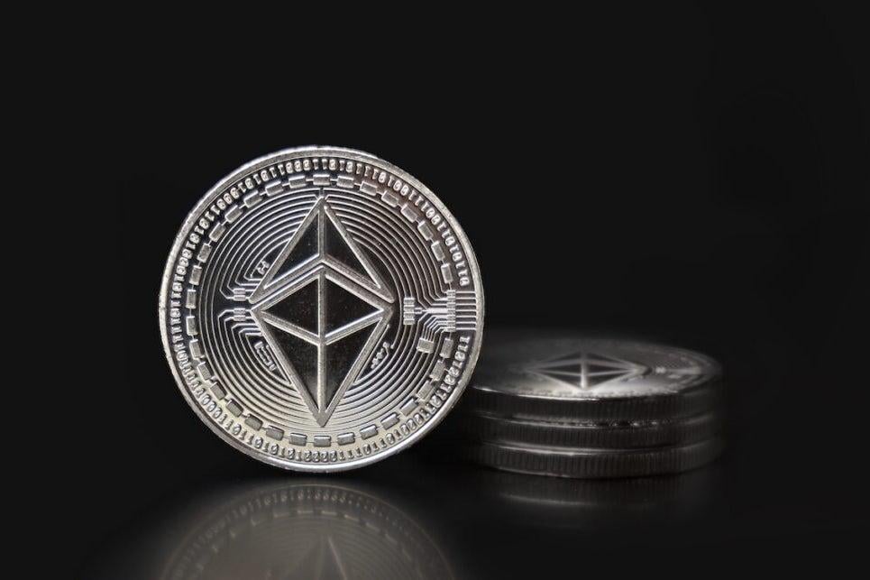 Ethereum explodiert 25% höher auf 2.400 USD, was den größten 1-Tage-Gewinn seit 4 Jahren erhält