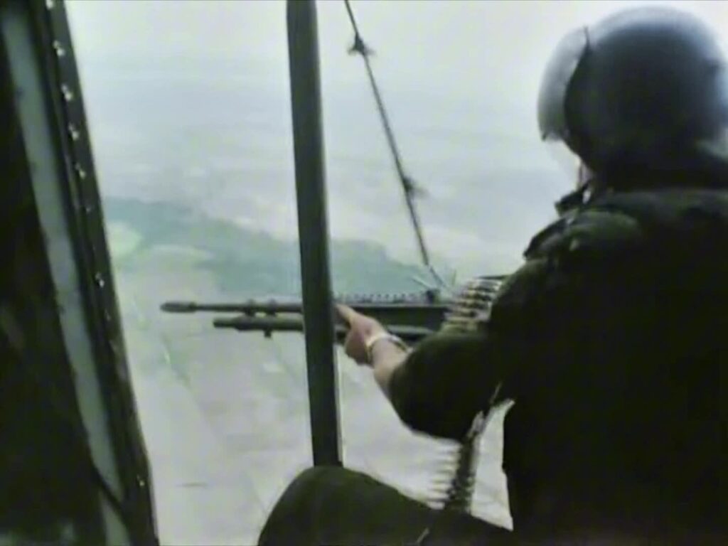 UH-1B Huey-Kanonenschiffe von HA (L) -3 "Seawolves" in Aktion über das Mekong-Delta im Jahr 1968