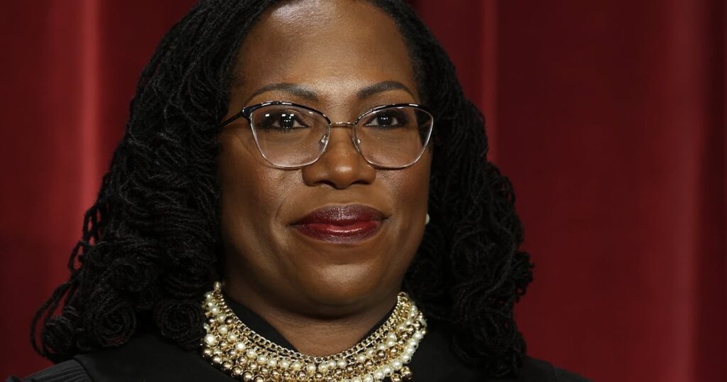 Ein Richter des Obersten Gerichtshofs stand schließlich nur Trump auf | Richter Ketanji Brown Jackson kritisierte die beunruhigenden Angriffe des Präsidenten auf die Justiz. Ein Richter des Obersten Gerichtshofs stand schließlich nur Trump auf | Richter Ketanji Brown Jackson kritisierte die beunruhigenden Angriffe des Präsidenten auf die Justiz.