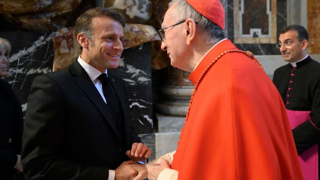 „Er wird sogar in die Konklave eingebettet“: Macron beschuldigt von der italienischen konservativen Presse, den zukünftigen Papst wählen zu wollen "Er wird sogar in die Konklave eingebettet": Macron beschuldigt von der italienischen konservativen Presse, den zukünftigen Papst wählen zu wollen