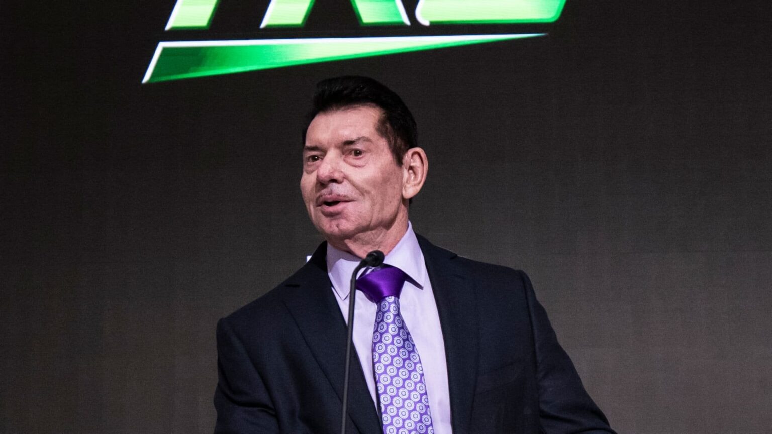 Vince McMahon Sexhandel mit dem Mitangeklagten John Laurinaitis erklärt sich bereit, den Ankläger zu helfen