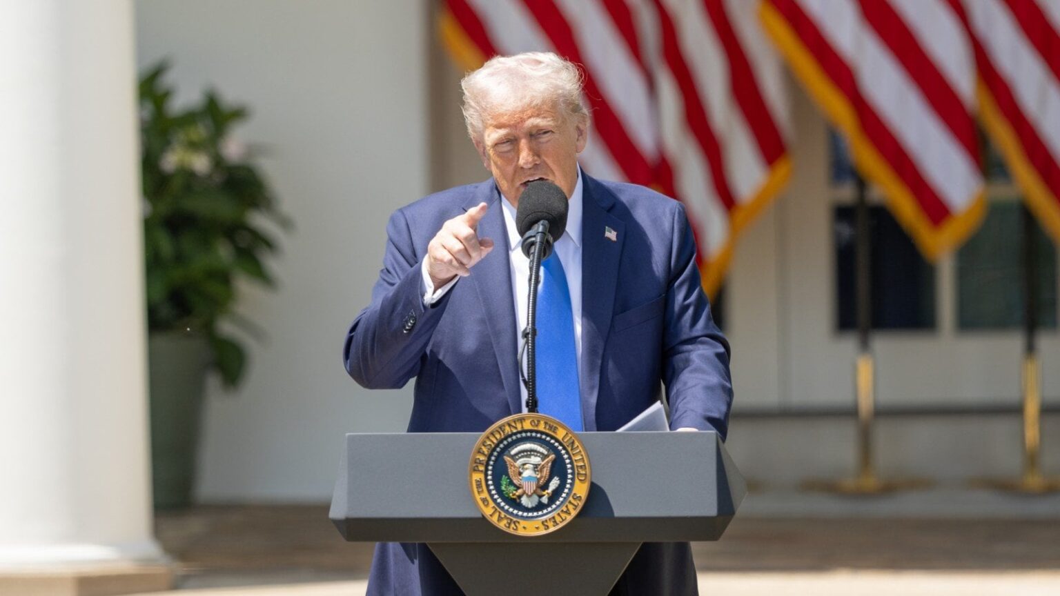 Das Weiße Haus verspottet Mann Trump illegal mit Obama -Kampagnenthema deportiert