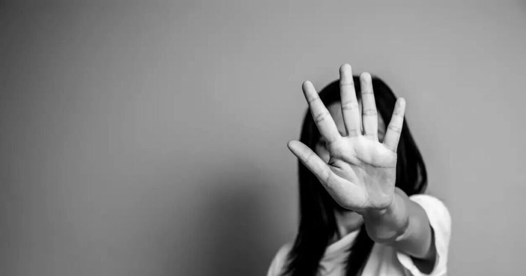 Wie kann es eine Strafe geben, die sie ihm gegeben haben ??? Wurde zu systematischer Vergewaltigung mit nur 7 Jahren mit Suspendierung anstelle von lebenslanger Haft verurteilt ??? Für Vergewaltigung frei? Wird er also ins Gefängnis gehen, wenn sie sie ein zweites Mal vergewaltigt? Aber hat es ein paar Mal geschafft ???