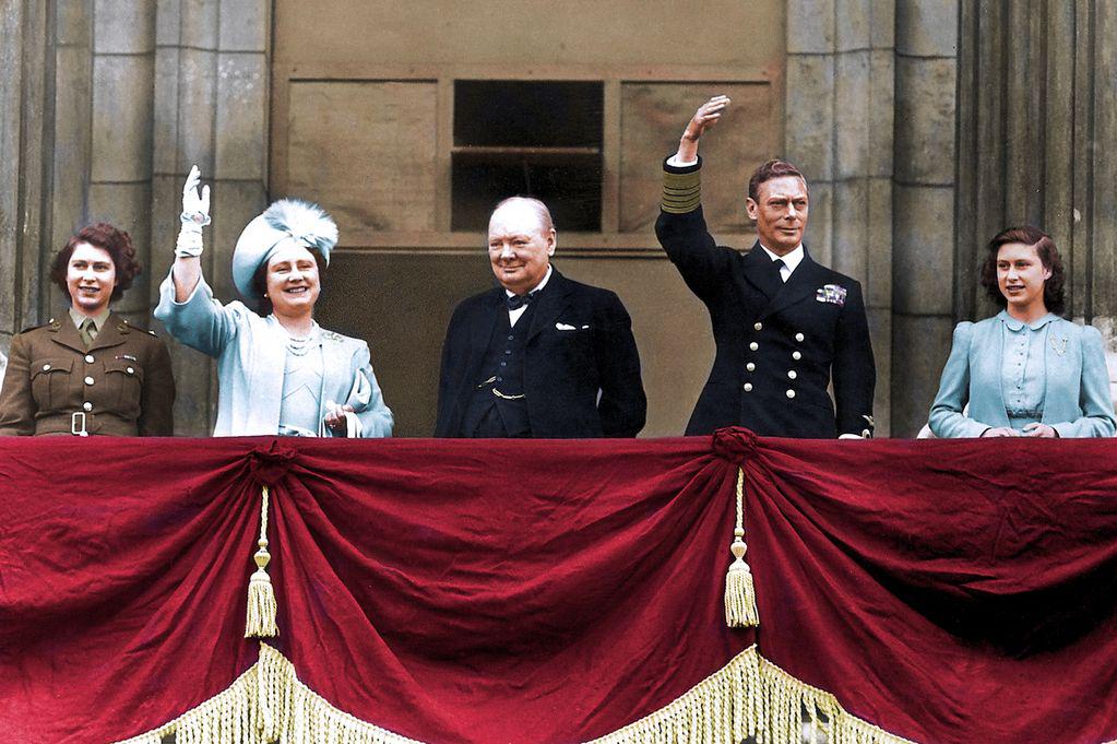 Heute vor 80 Jahren versammelten sich Churchill und die königliche Familie auf dem Balkon des Buckingham Palace, um den VE Day zu feiern