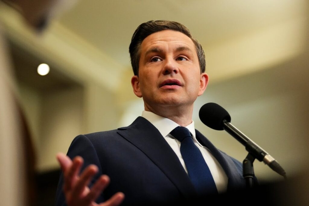 Poilievre am Rande, als das Parlament eröffnet wird