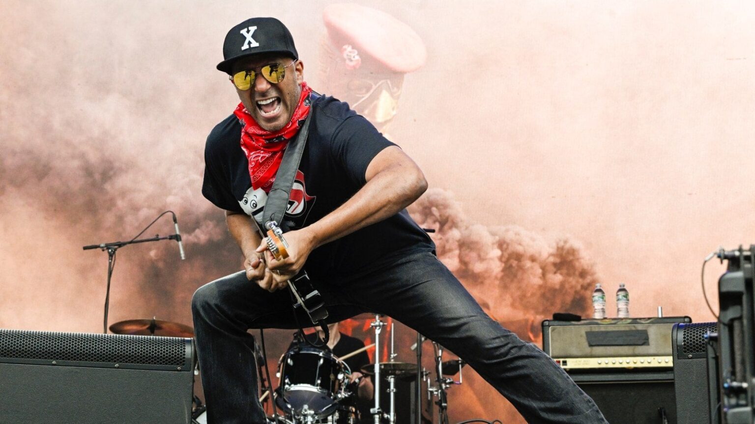 Tom Morello schließt sich Bruce Springsteen und Harvard in Trump in Trump an: „Bruce geht nach Trump, weil Bruce, sein ganzes Leben, von er um Wahrheit, Gerechtigkeit, Demokratie und Gleichheit geht.“ Tom Morello schließt sich Bruce Springsteen und Harvard in Trump in Trump an: "Bruce geht nach Trump, weil Bruce, sein ganzes Leben, von er um Wahrheit, Gerechtigkeit, Demokratie und Gleichheit geht."