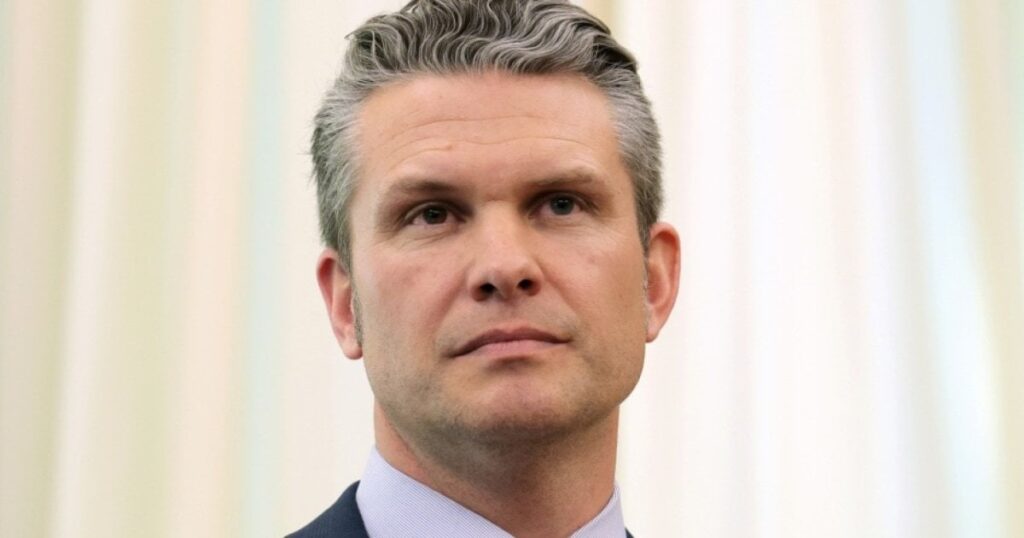 "Ich habe noch nie jemanden so inkompetent gesehen": Senator Warner sagt, Hegseth sei der "schlimmste" Verteidigungsminister ist