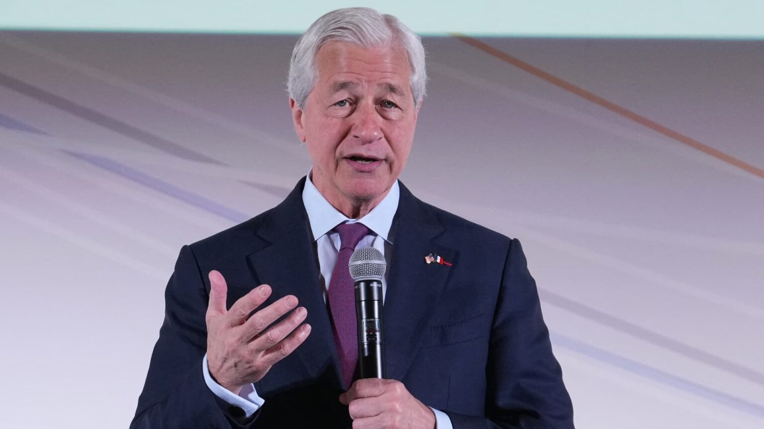 Jamie Dimon, CEO von JPMorgan, sagt, die Bank werde Kunden Bitcoin kaufen lassen Jamie Dimon, CEO von JPMorgan, sagt, die Bank werde Kunden Bitcoin kaufen lassen
