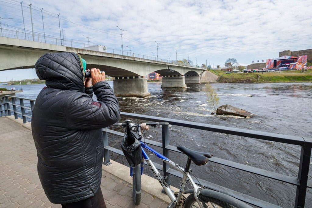 Estonianer in Narva: „Es ist nicht mehr so, dass man nur durch das Sprechen in Estnisch als" Wenn die Narva Estnian Society Weihnachten oder Hochsommertag feiert, werden Sie immer noch Ihre 80 Menschen zusammen.