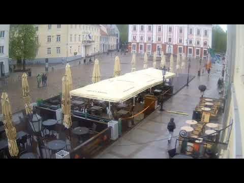 Tartu Rathausplatz während des Luftsirenentests
