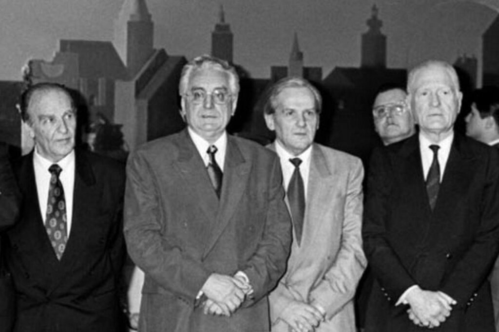 Jose Cutileiro und Lord Carrington versuchten, Bosnien und Herzegowina zu retten, indem sie im März 1992 das Friedensabkommen in Lissabon schlossen. Serben, Kroaten und muslimische Führer unterschrieben, aber einige Stunden später überredeten die Amerikaner den muslimischen Führer, seine Unterschrift zurückzuziehen. Jose Cutileiro und Lord Carrington versuchten, Bosnien und Herzegowina zu retten, indem sie im März 1992 das Friedensabkommen in Lissabon schlossen. Serben, Kroaten und muslimische Führer unterschrieben, aber einige Stunden später überredeten die Amerikaner den muslimischen Führer, seine Unterschrift zurückzuziehen.