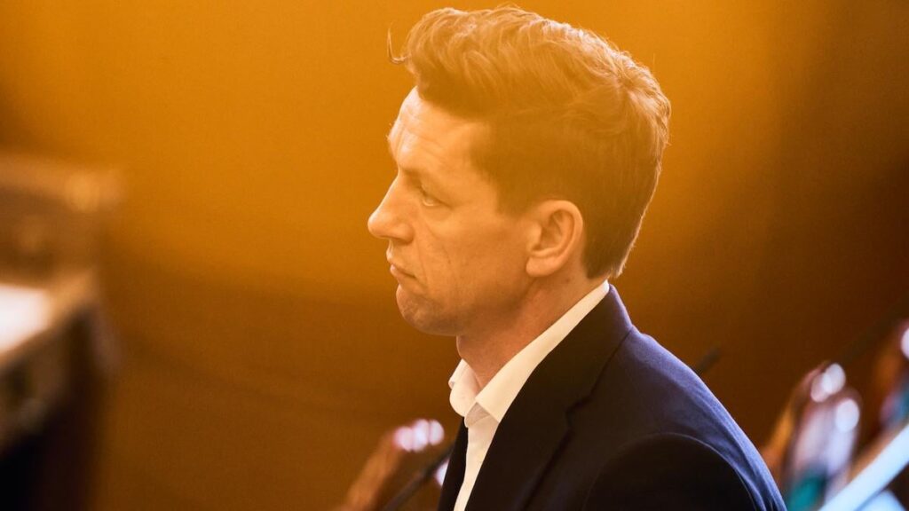 Die Regierung würde versuchen, alle neuen Bürger zu überprüfen: Fünf Monate später passierte nichts