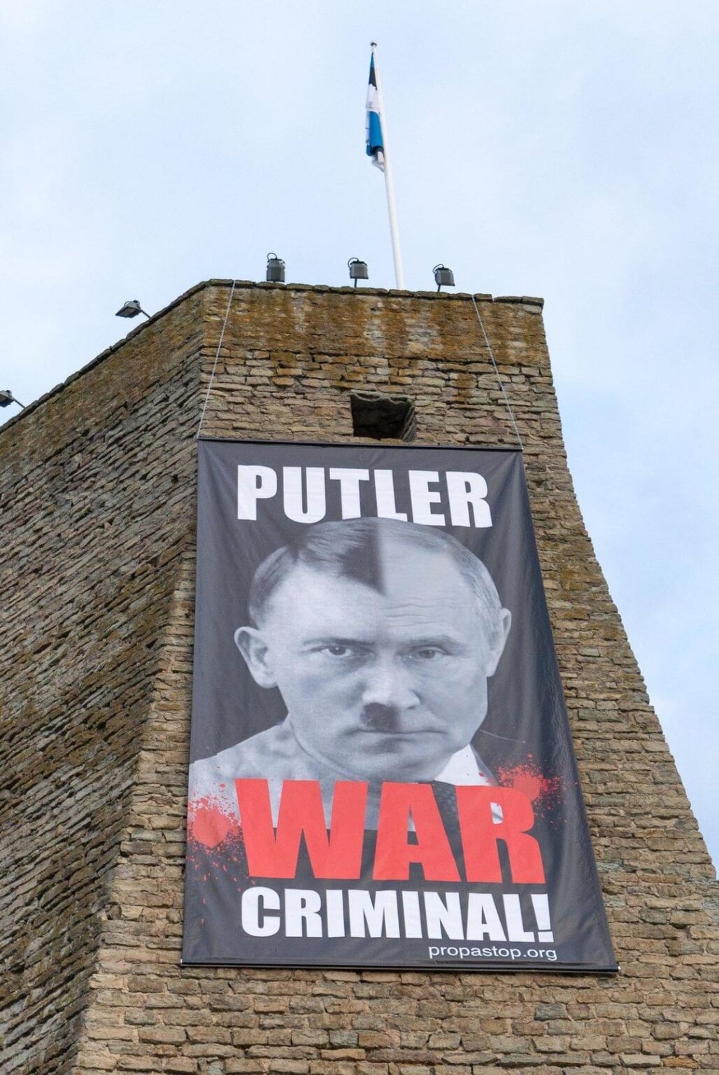 Narva Standoff: Estonianer erhöhen das „Putler“ -Schild als Russen -Propaganda -Konzert des Siegestages planen