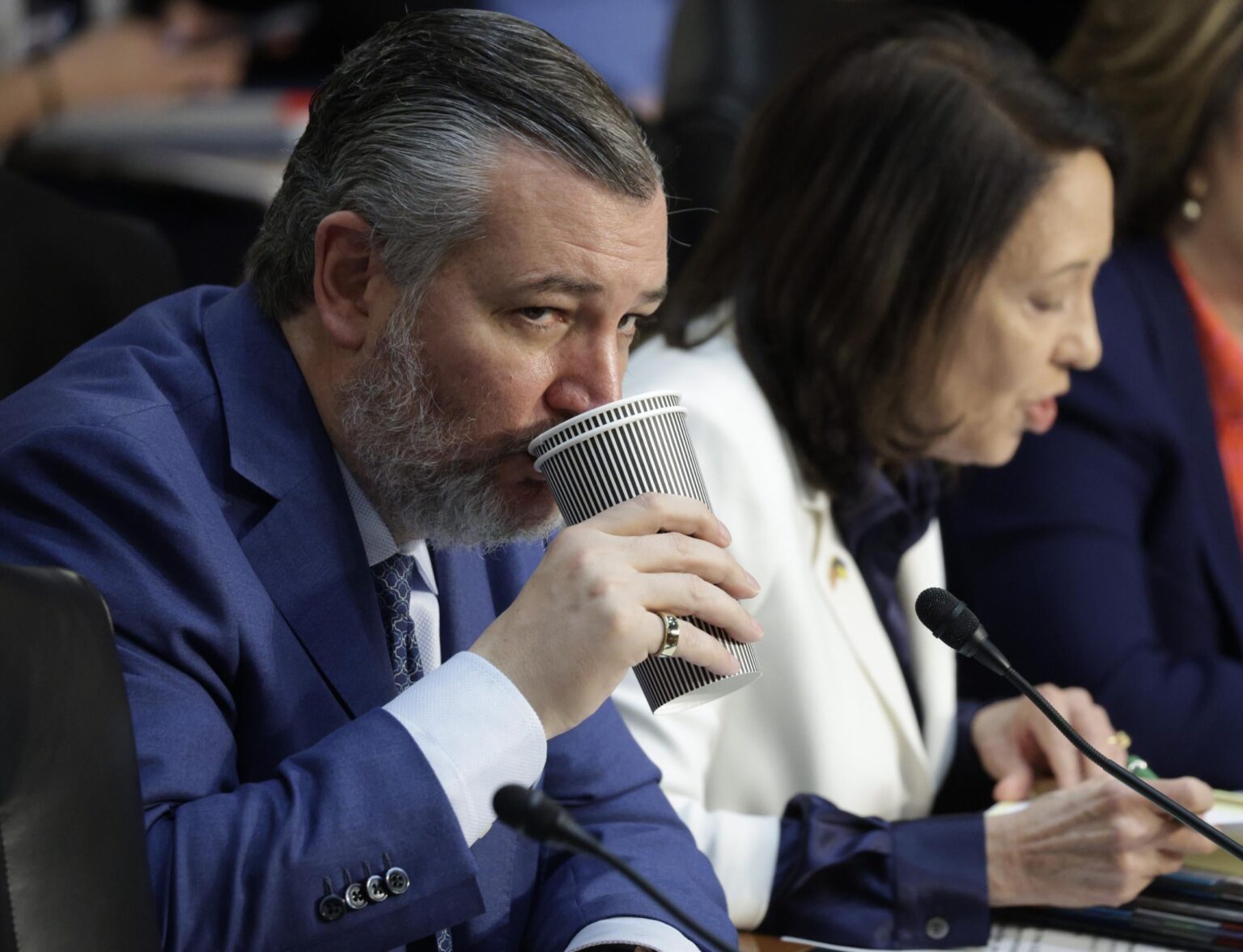 Ted Cruz wirft "Spionage" Bedenken aus, wenn Trump Luxusflugzeug aus Katar akzeptieren sollte: "stellt erhebliche Überwachungsprobleme auf"