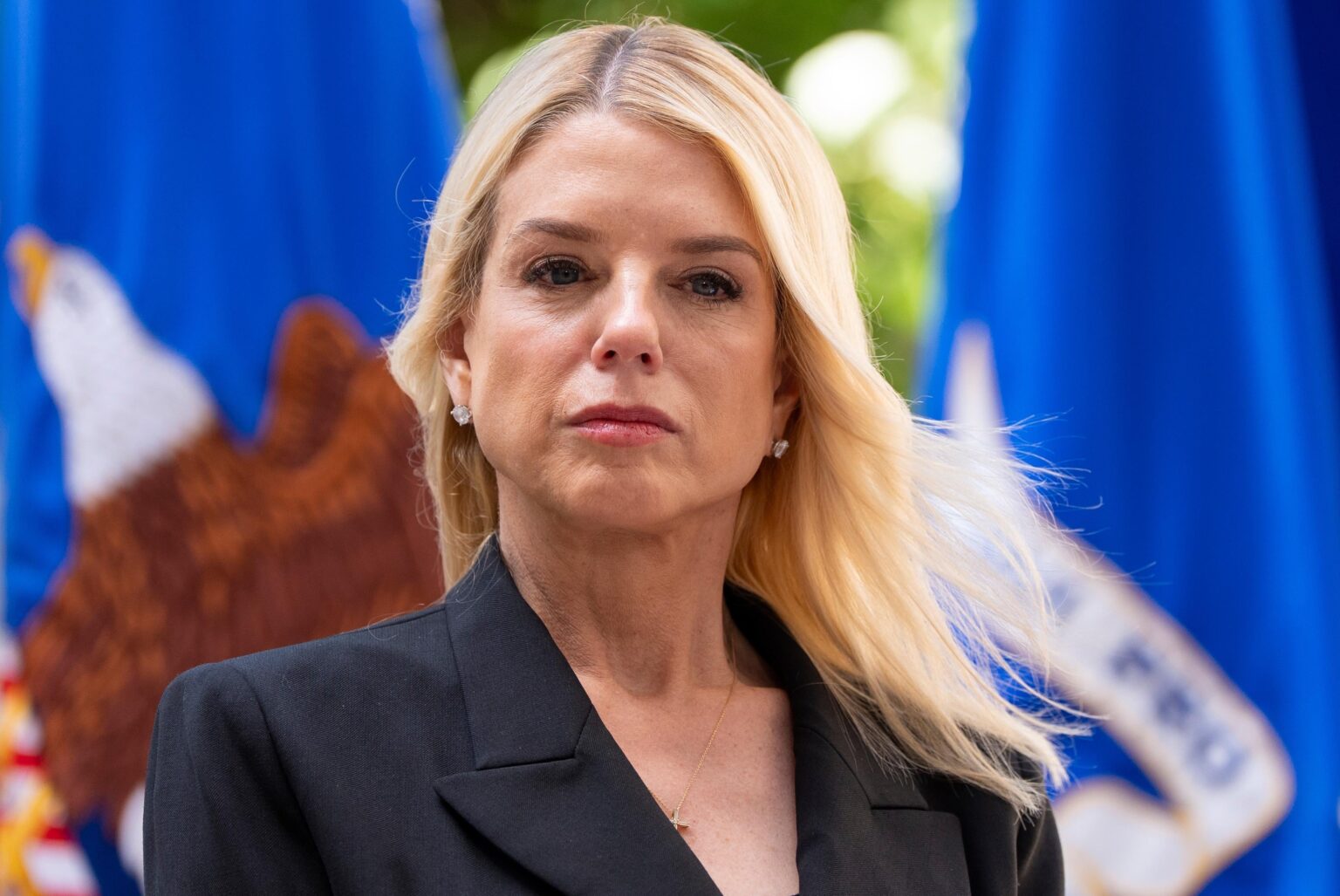 Pam Bondis Katarverbindungen unter Kontrolle über Trumps Luxusflugzeuggeschenk