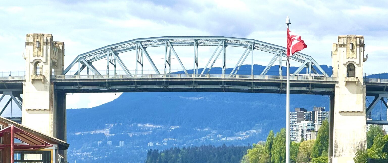 Burrard Bridge von Granville Island genommen
