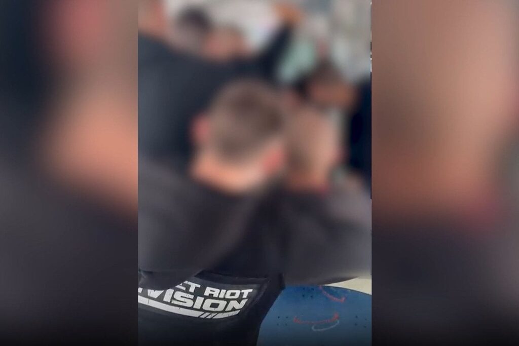 Die Hooligans wurden in der Straßenbahn wild und beleidigt die Mädchen: Schauen Sie sich die brutale Reaktion an, als sie merkten, dass sie gefilmt wurden Die Hooligans wurden in der Straßenbahn wild und beleidigt die Mädchen: Schauen Sie sich die brutale Reaktion an, als sie merkten, dass sie gefilmt wurden