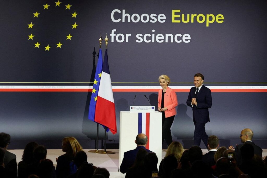 Emmanuel Macron kündigt eine neue Investition von 100 Millionen Euro an, um ausländische Forscher anzulocken Emmanuel Macron kündigt eine neue Investition von 100 Millionen Euro an, um ausländische Forscher anzulocken