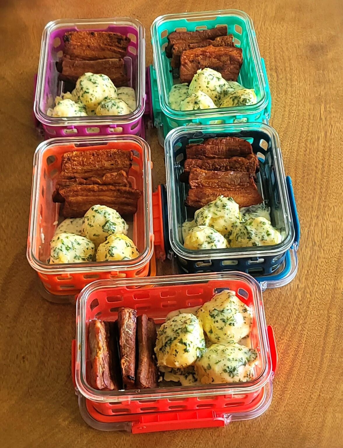 Ich benutze meine Mittagessen, um Essen aus der ganzen Welt zu erkunden. Für diese Woche habe ich STEGT Flæsk gemacht.