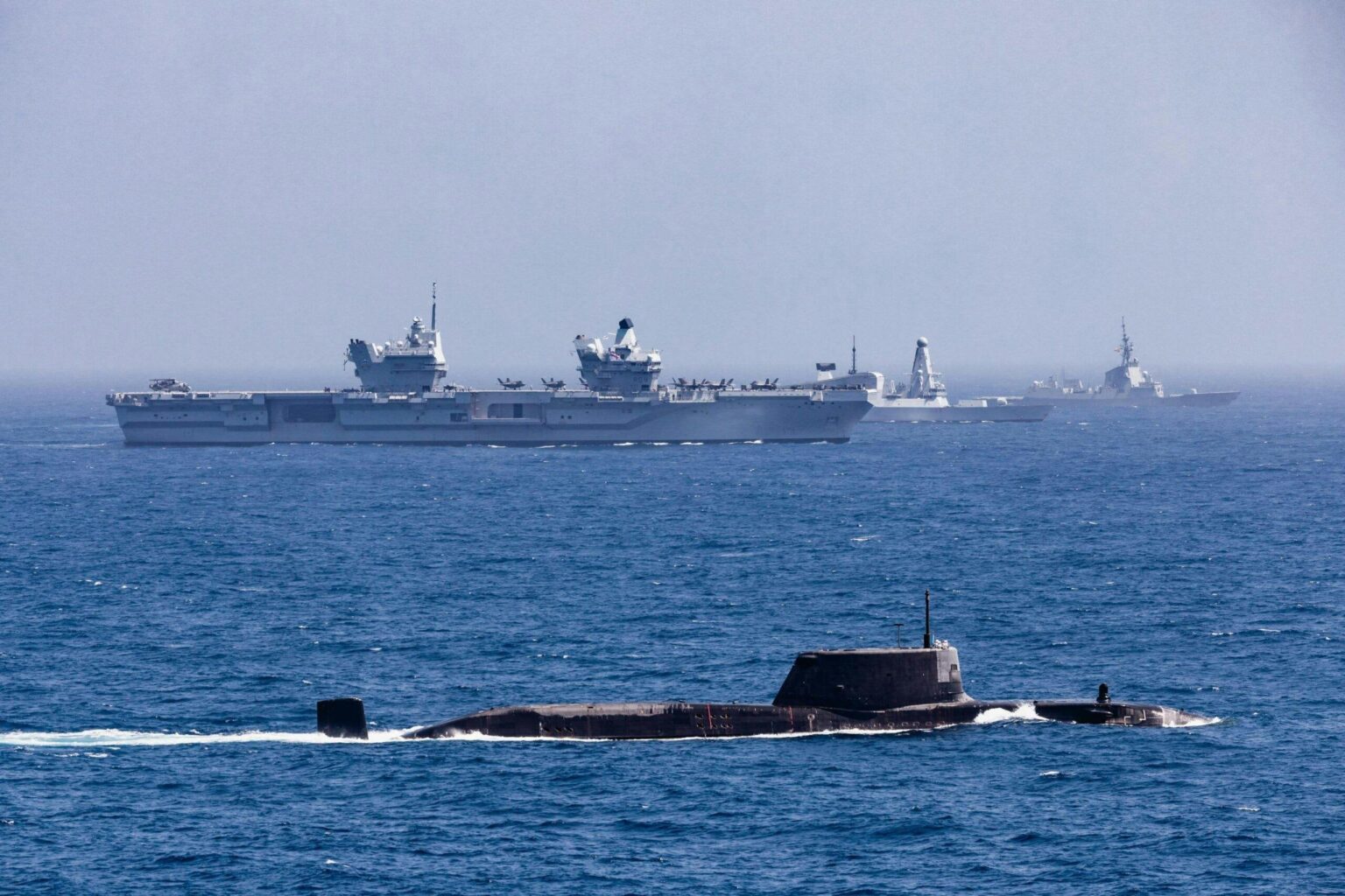 Die British Carrier Strike Group betritt das Rote Meer
