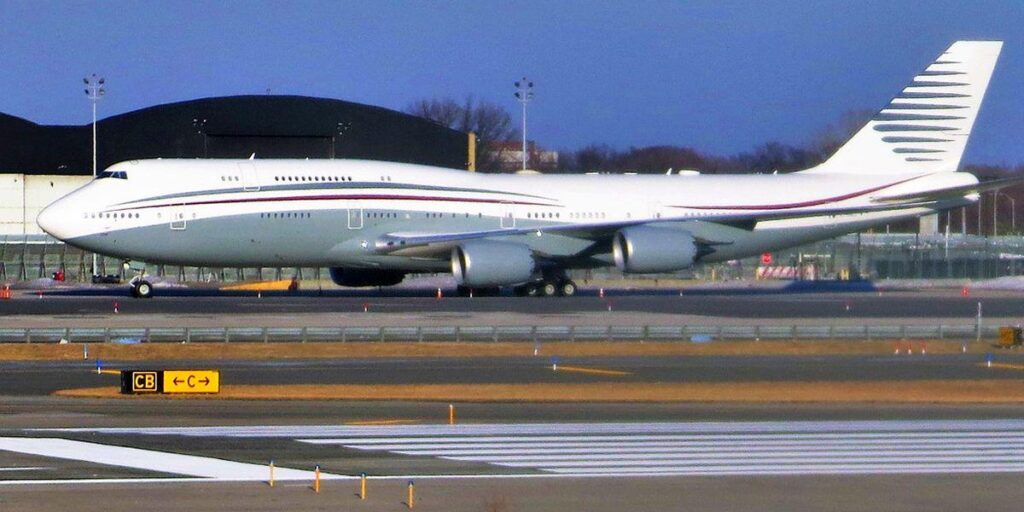 Während wir sparen, 3 Puppen und 5 Stifte zu kaufen, gibt Trump Ihr ​​Geld für einen vergoldeten Flying Thron in Höhe von 400 Millionen US