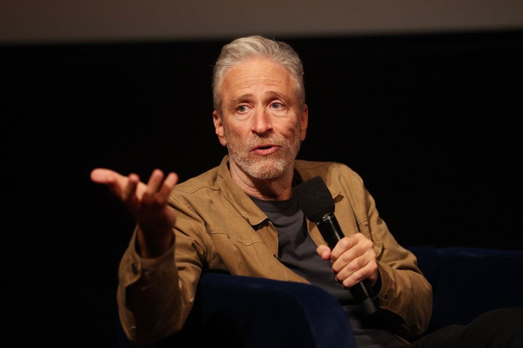 "Jon Stewart der Daily Show verteidigt Schriftsteller inmitten des technischen Wachstums:" Wir spüren, wie sich die Plattenverschiebung unter uns verändert "